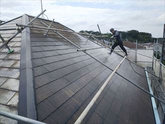 急勾配屋根の補修工事に不可欠な屋根足場が必要な基準と費用は？